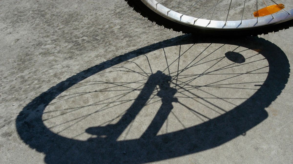 Cyklista zemřel po srážce s dodávkou v Brně, řidička zřejmě nedala přednost